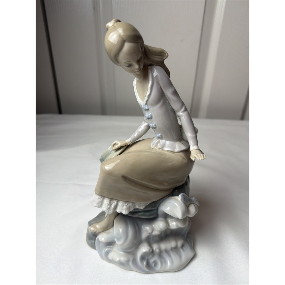 Vintage‎ Retired LLADRO Porcelain Figurine - Girl  & Hat - Sitting - Fish -w Box